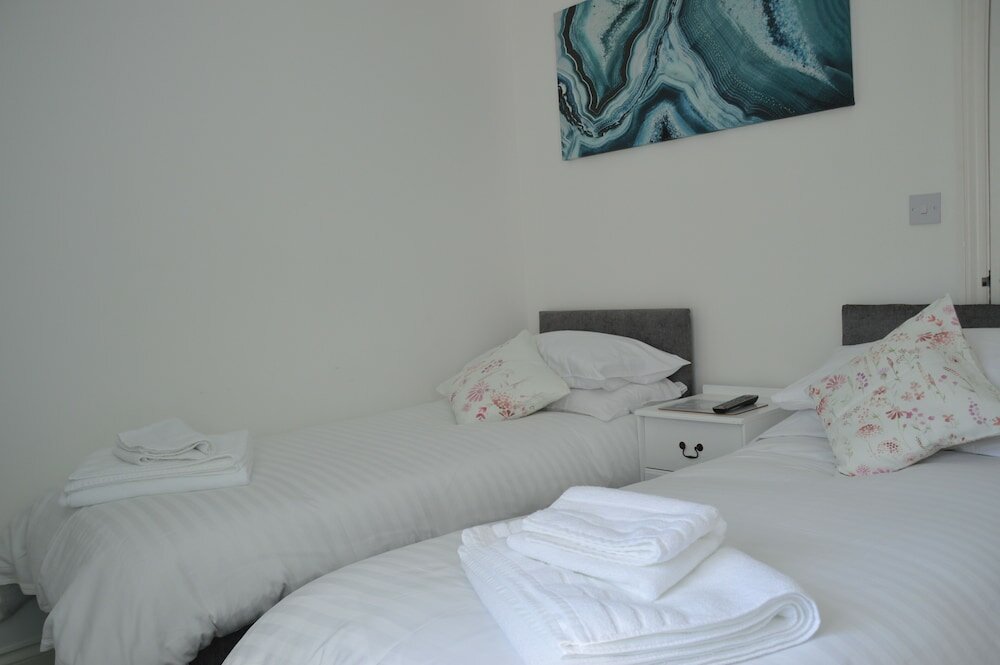 Фото Holly Lodge Guest House