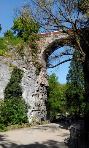 Landmark, attraction Pont des Suicidés, Paris, photo