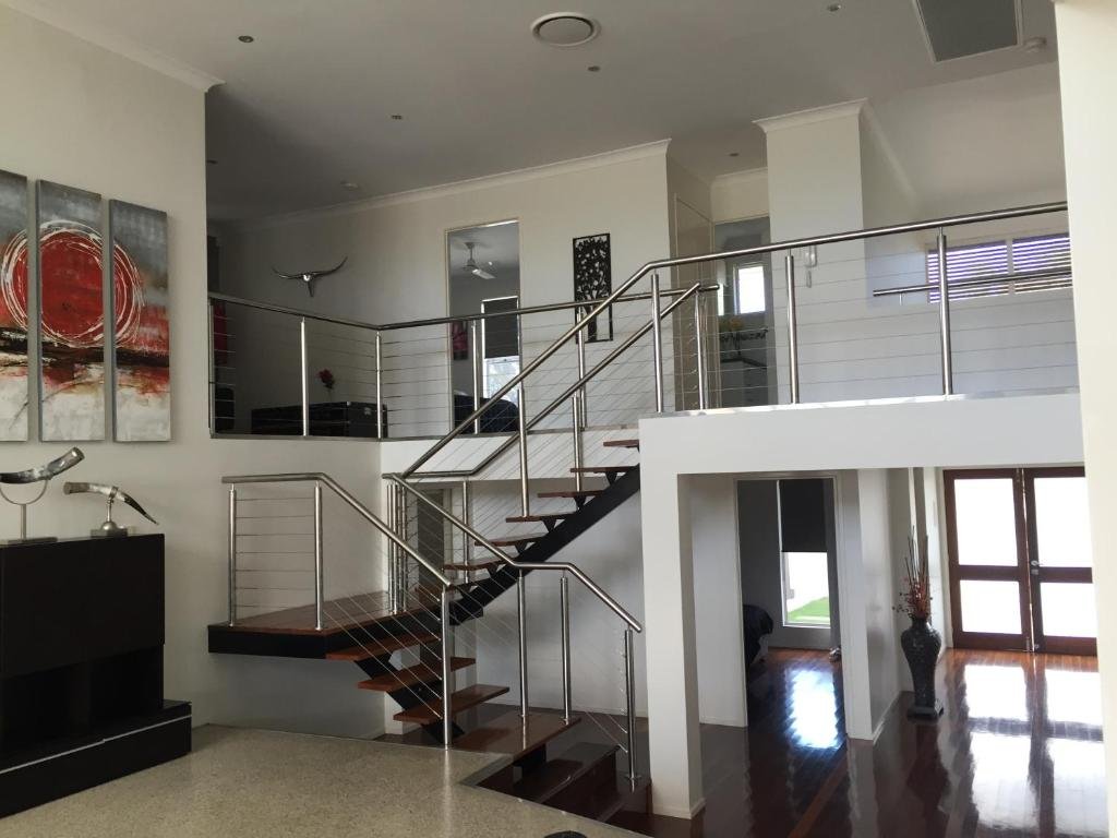 Фото The Villa-Whole House 6 Bedrooms 3 Bathrooms