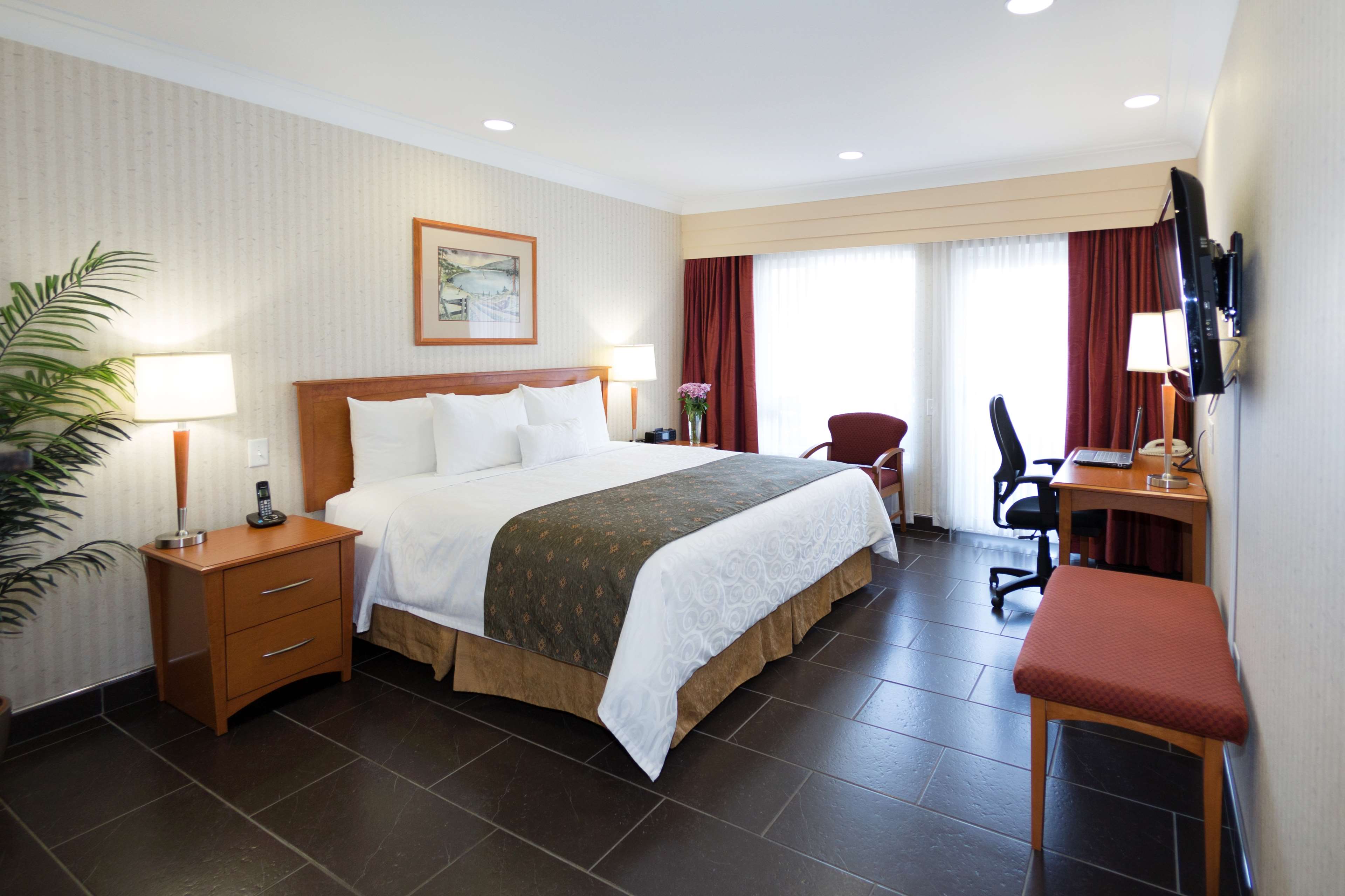 Фото Best Western Plus Kelowna Hotel & Suites