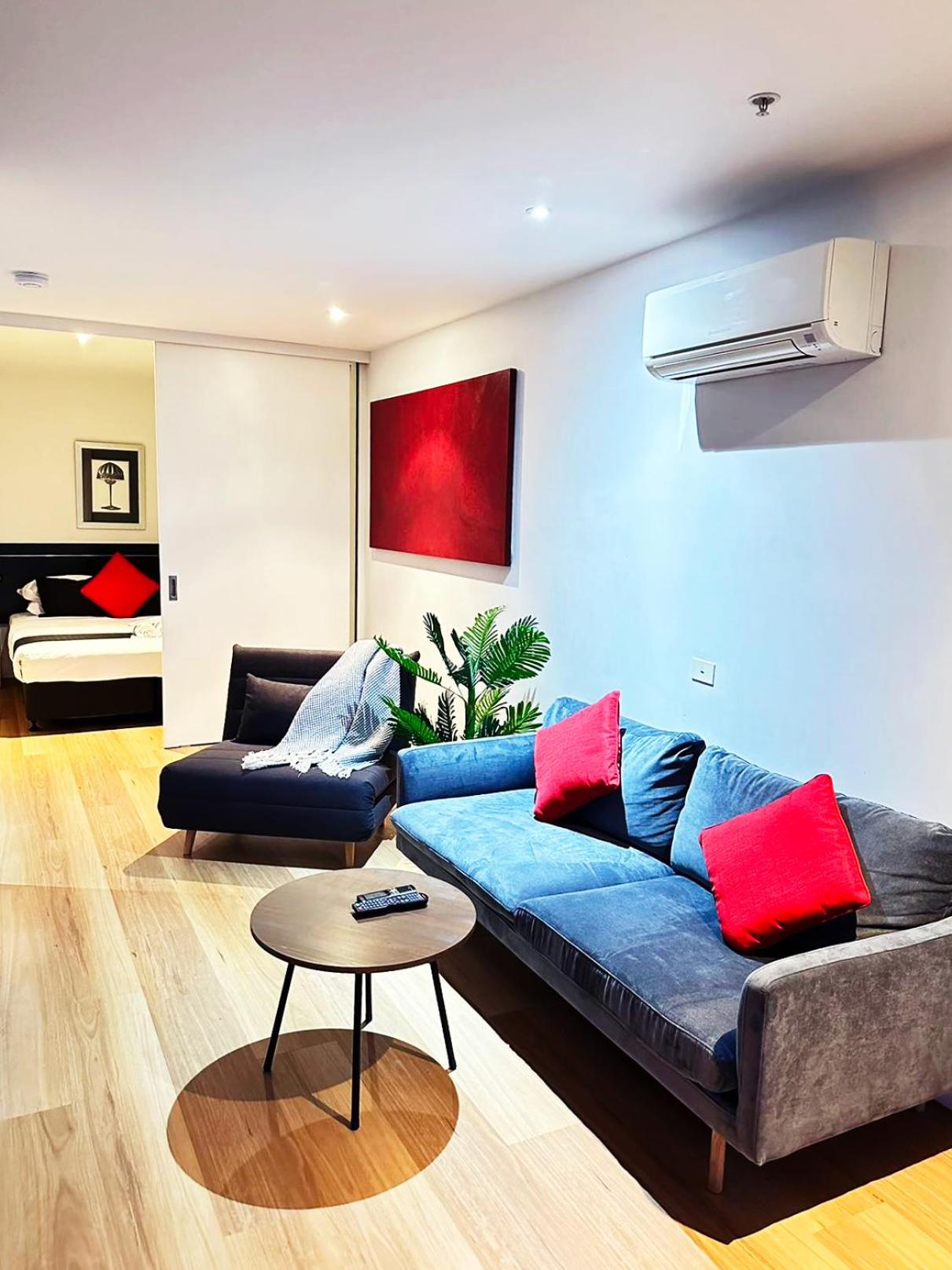 Фото Aura On Flinders Serviced Apartments