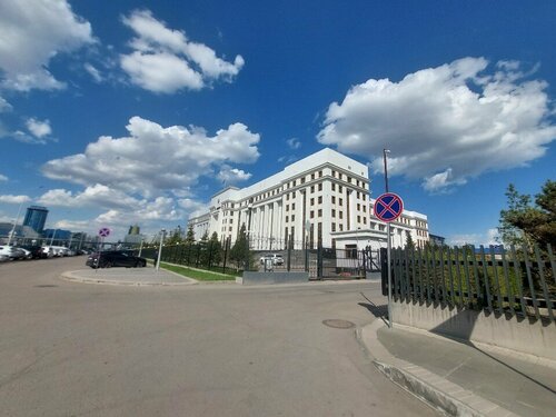 Қыз жыныстық қатынасқа айырбас ретінде өзіне көмектесетін жігітті іздейді.