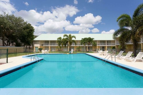 Гостиница Howard Johnson by Wyndham Vero Beach Downtown в Веро Бич