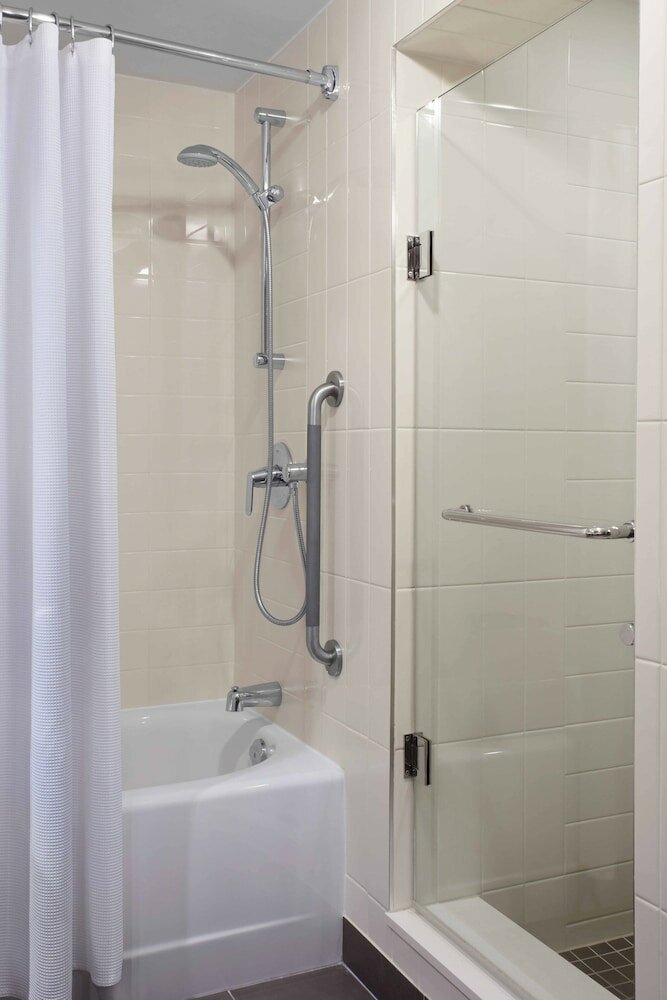 Фото Delta Hotels by Marriott Ottawa City Centre