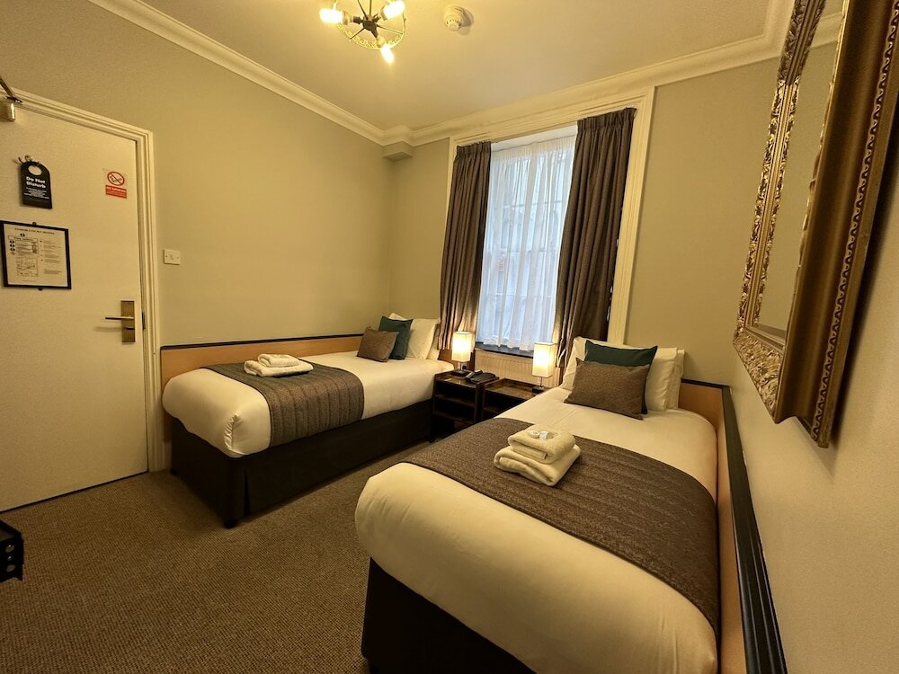 Фото Tudor Court Hotel