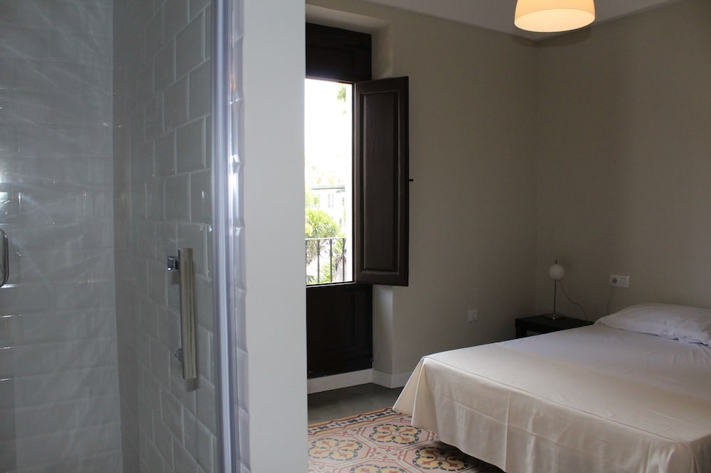 Фото Nwt Paradise Urban Hostel