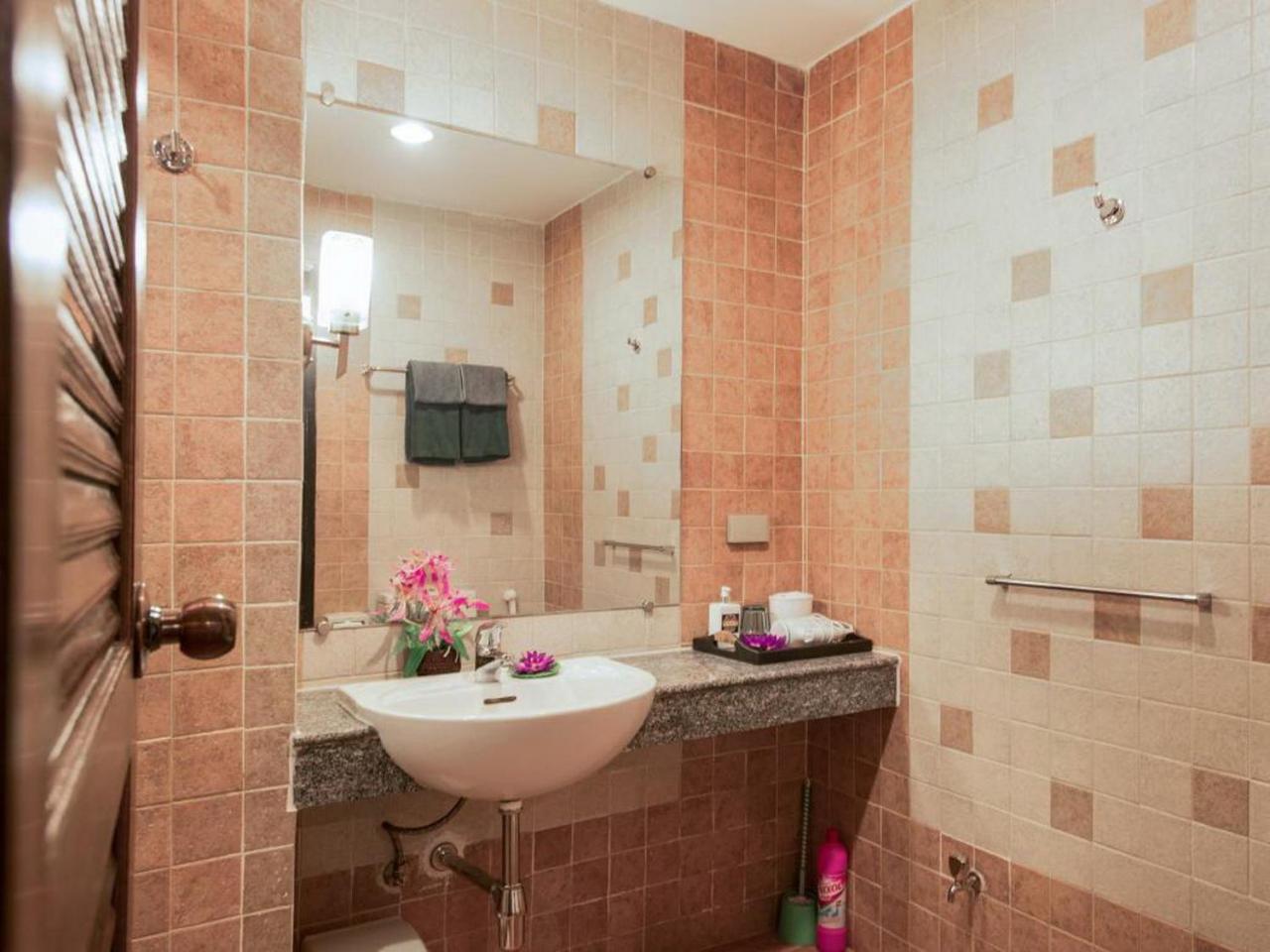 Фото Serena Sathorn Suites