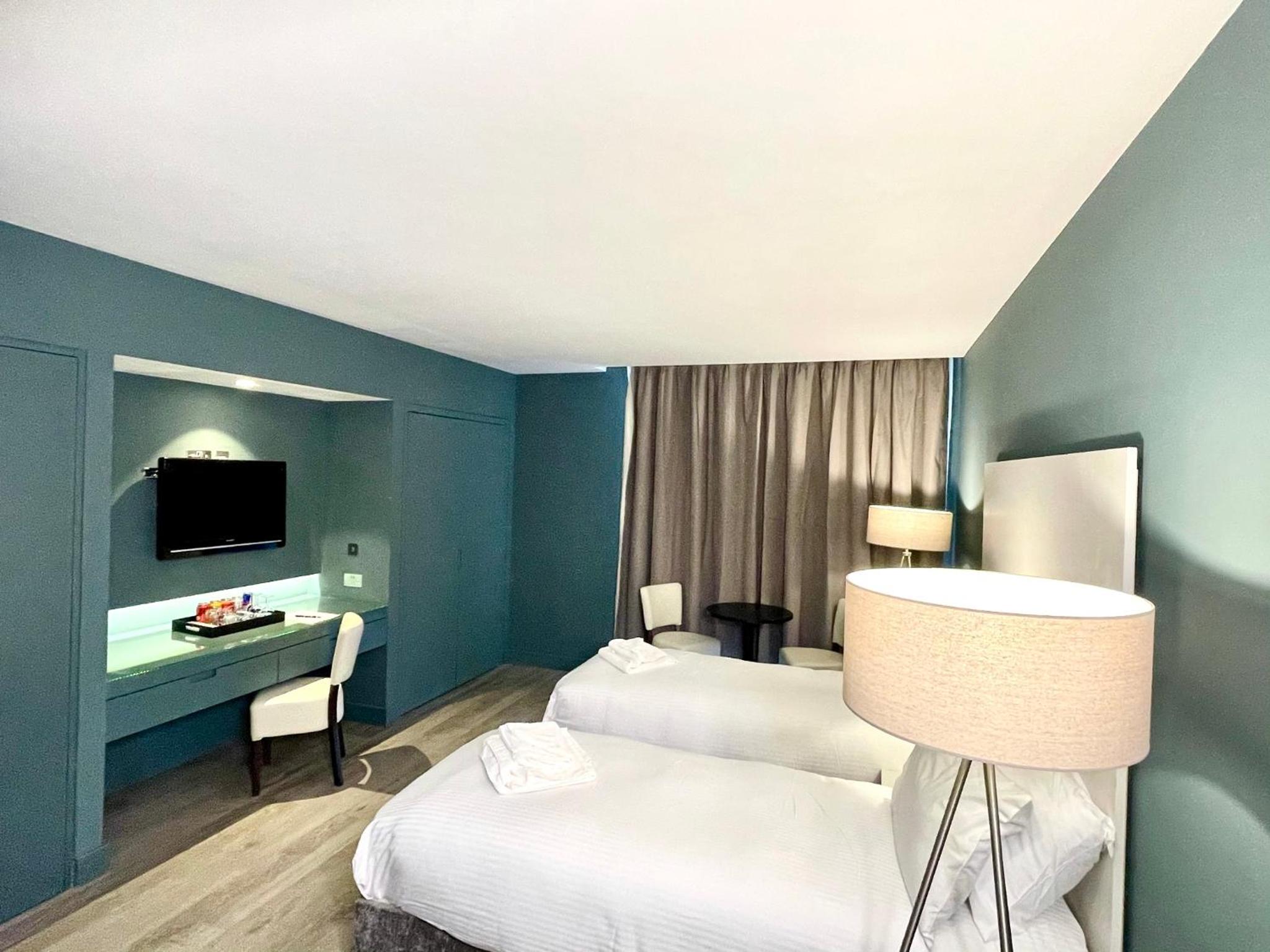 Фото Axiom Park Hotel