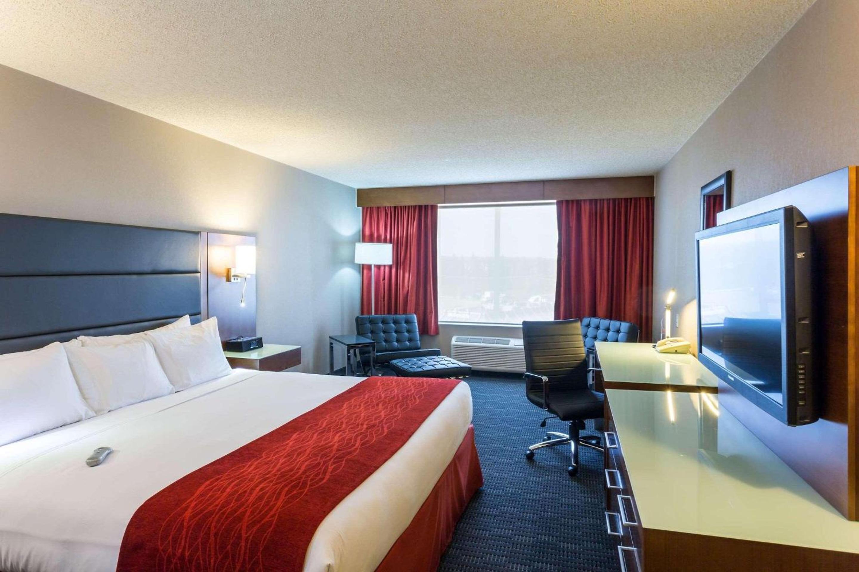 Фото Radisson Hotel & Suites Fort McMurray