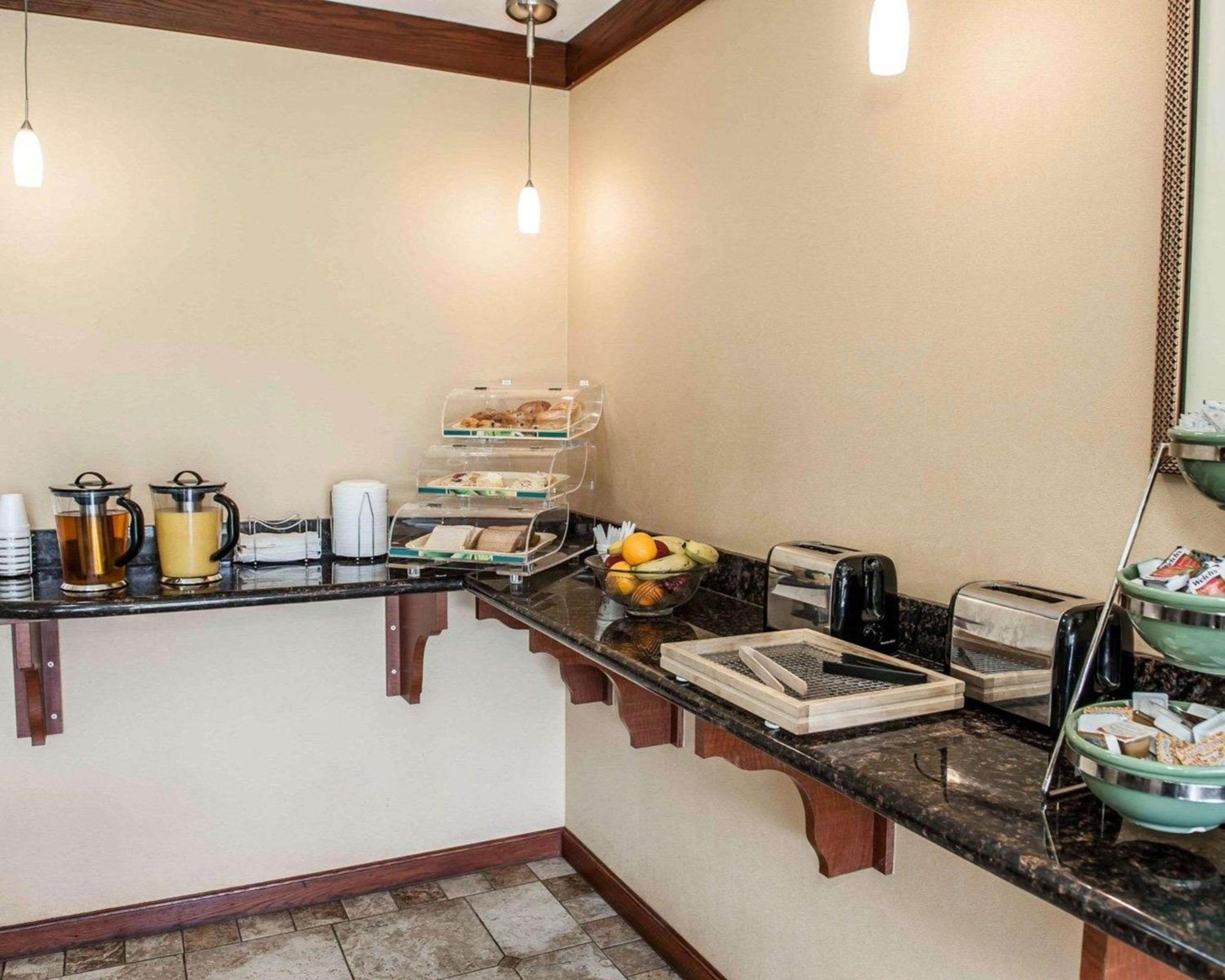 Фото Quality Inn & Suites Greenfield I-70