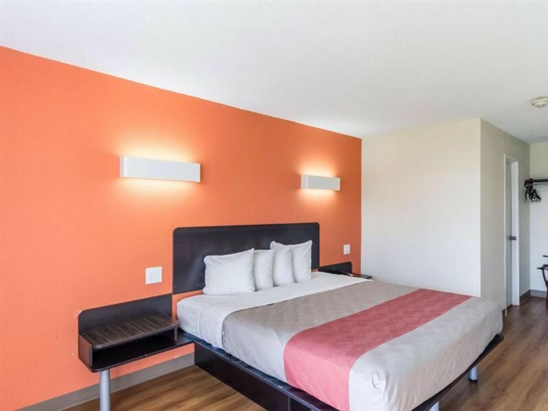 Фото Motel 6 New Brunswick