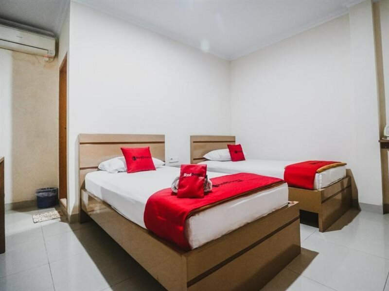 Фото RedDoorz Plus near Wtc Batanghari Mall