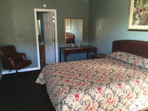 Гостиница Deluxe Motel в Помоне
