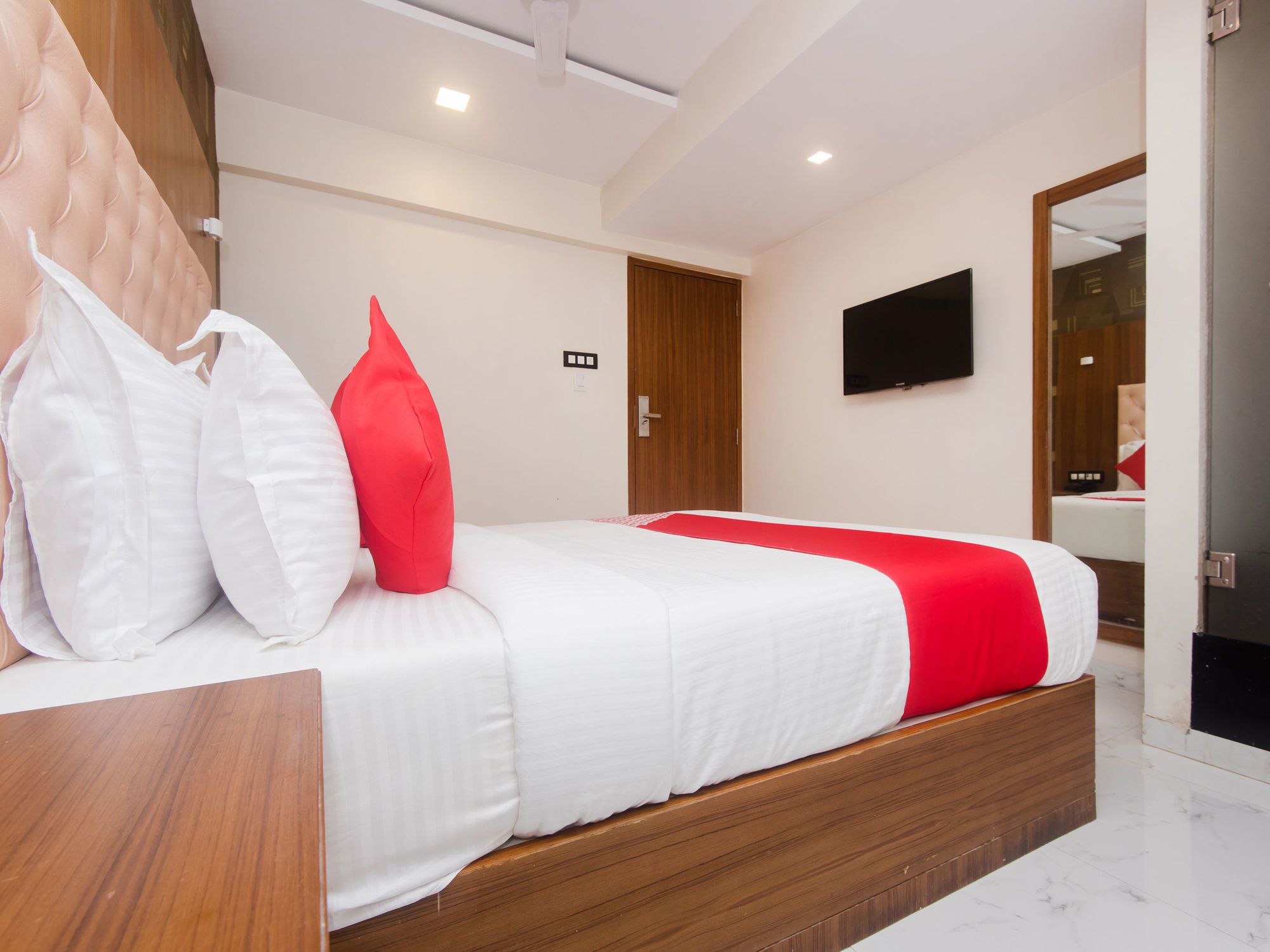 Фото Hotel Qubestay Airport