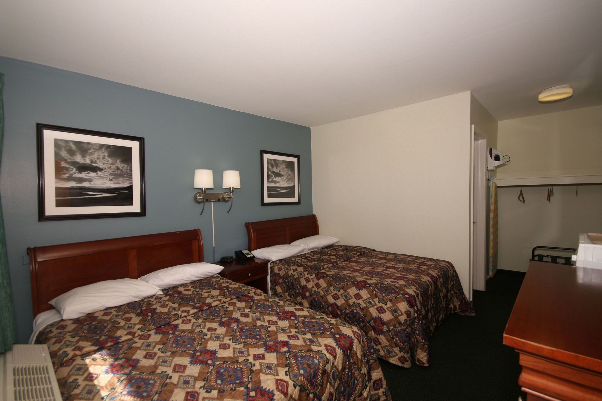 Фото Royal Inn Charlotte Airport Hotel