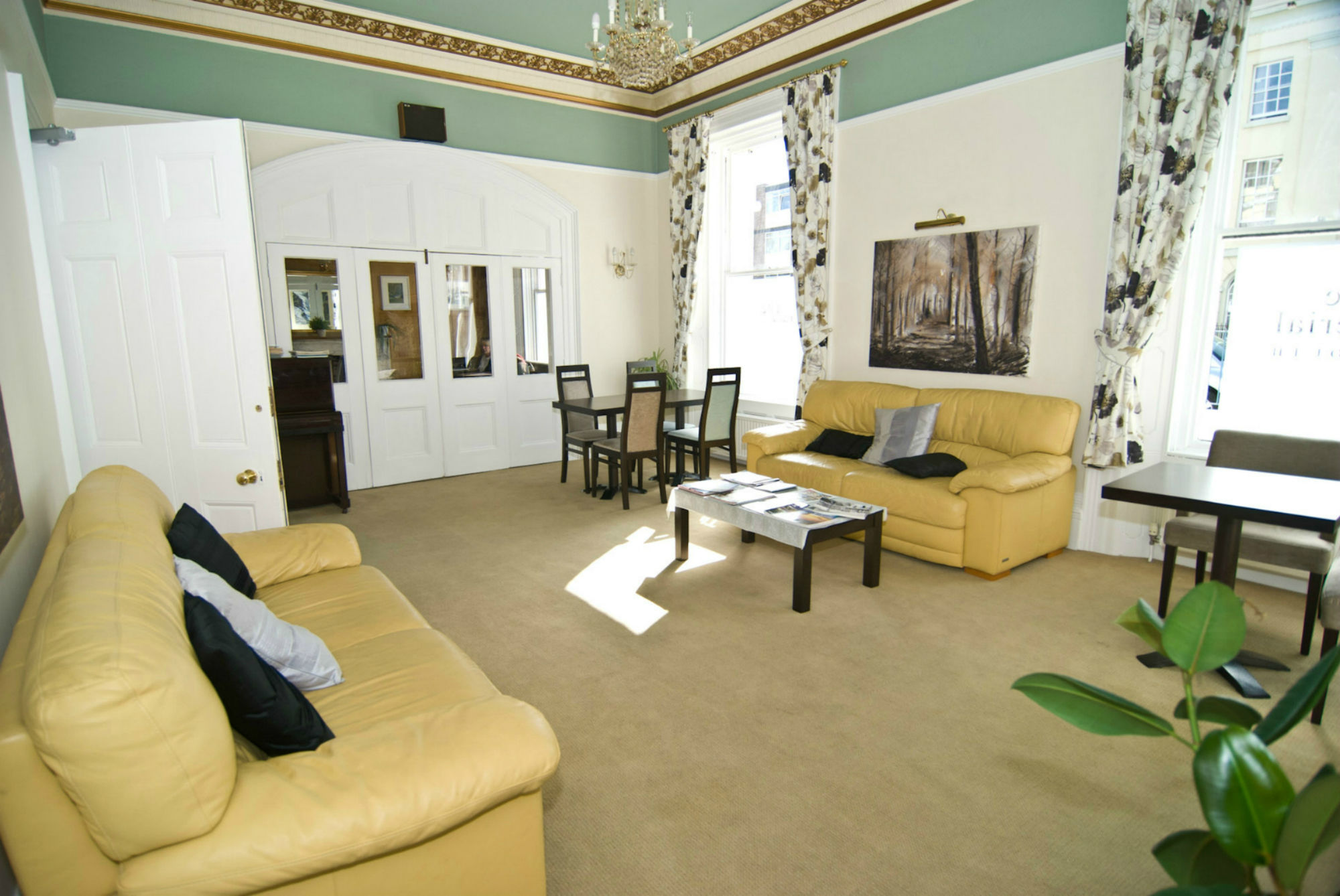 Фото Oyo Plymouth Central Hotel