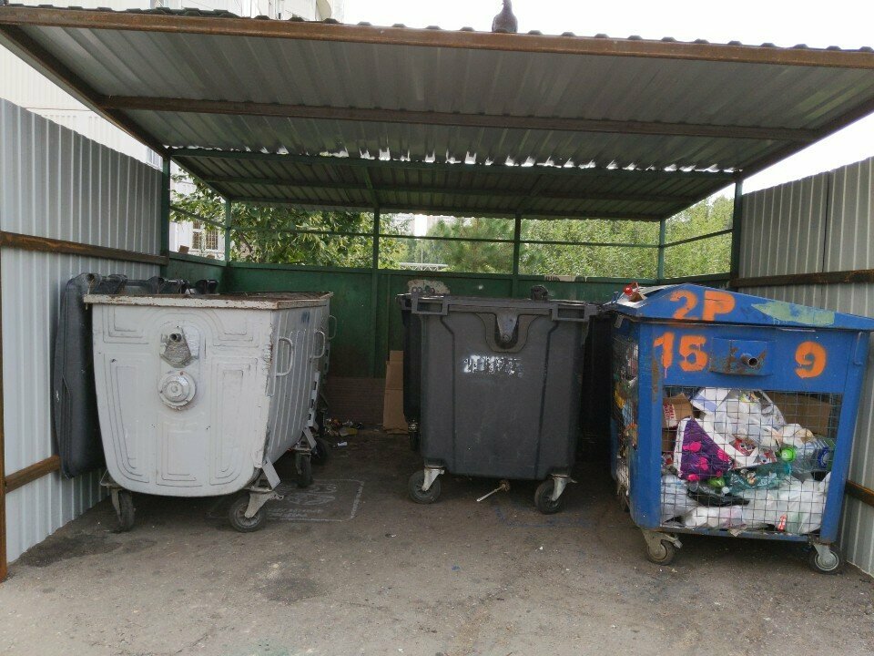 Waste sorting Пункт приема бумаги, пластика, Lubercy, photo