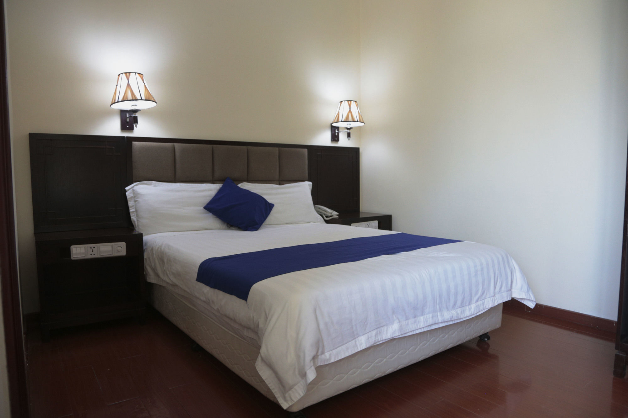 Фото Blue Birds International Hotel