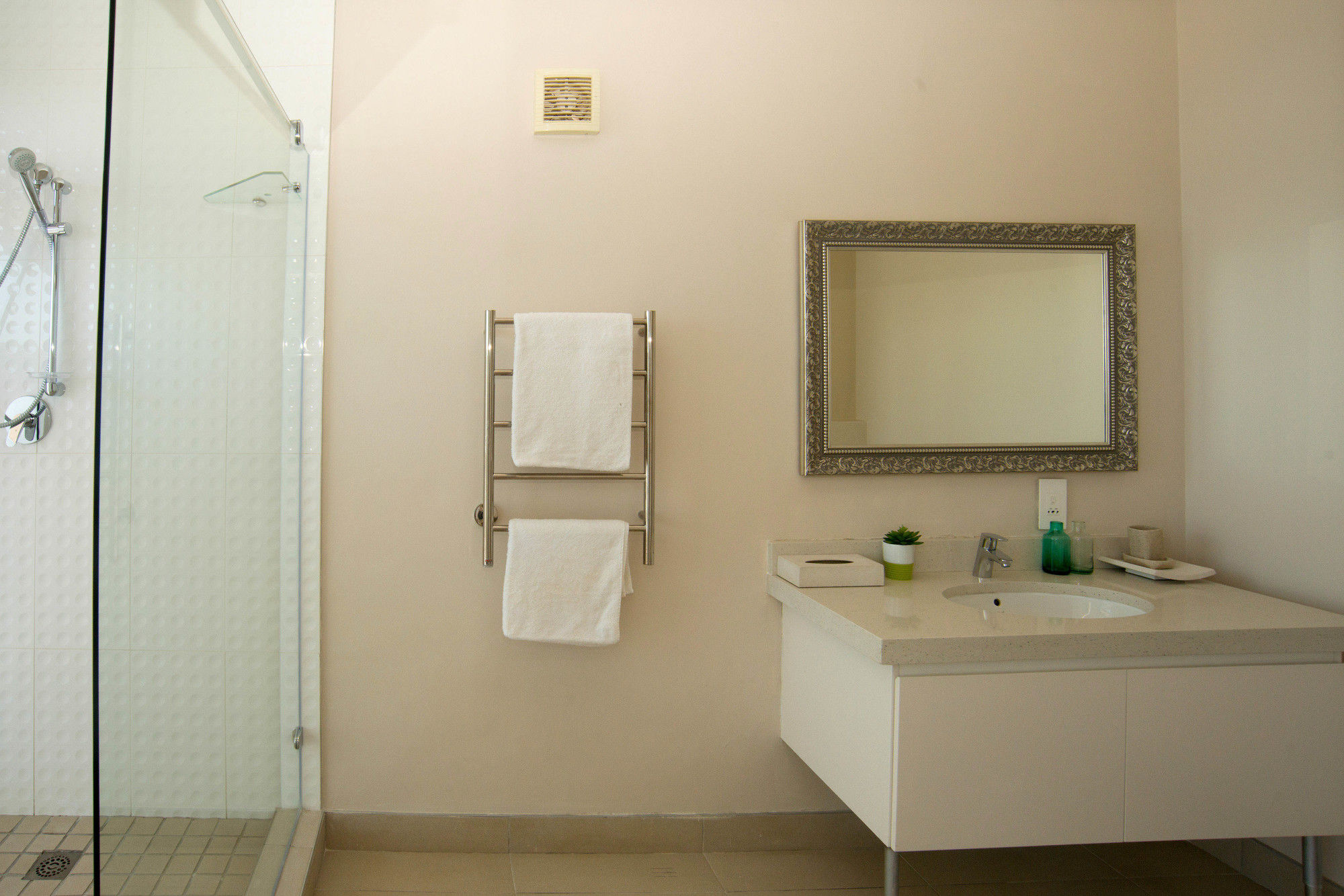 Фото The Blue Emerald