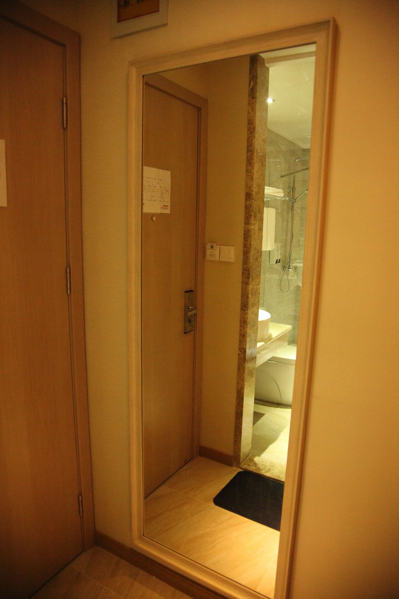 Фото Fish Inn Shanghai East Nanjing Road