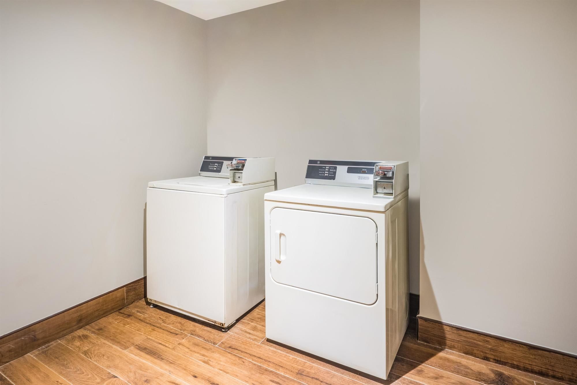 Фото La Quinta Inn & Suites by Wyndham Brooklyn Central