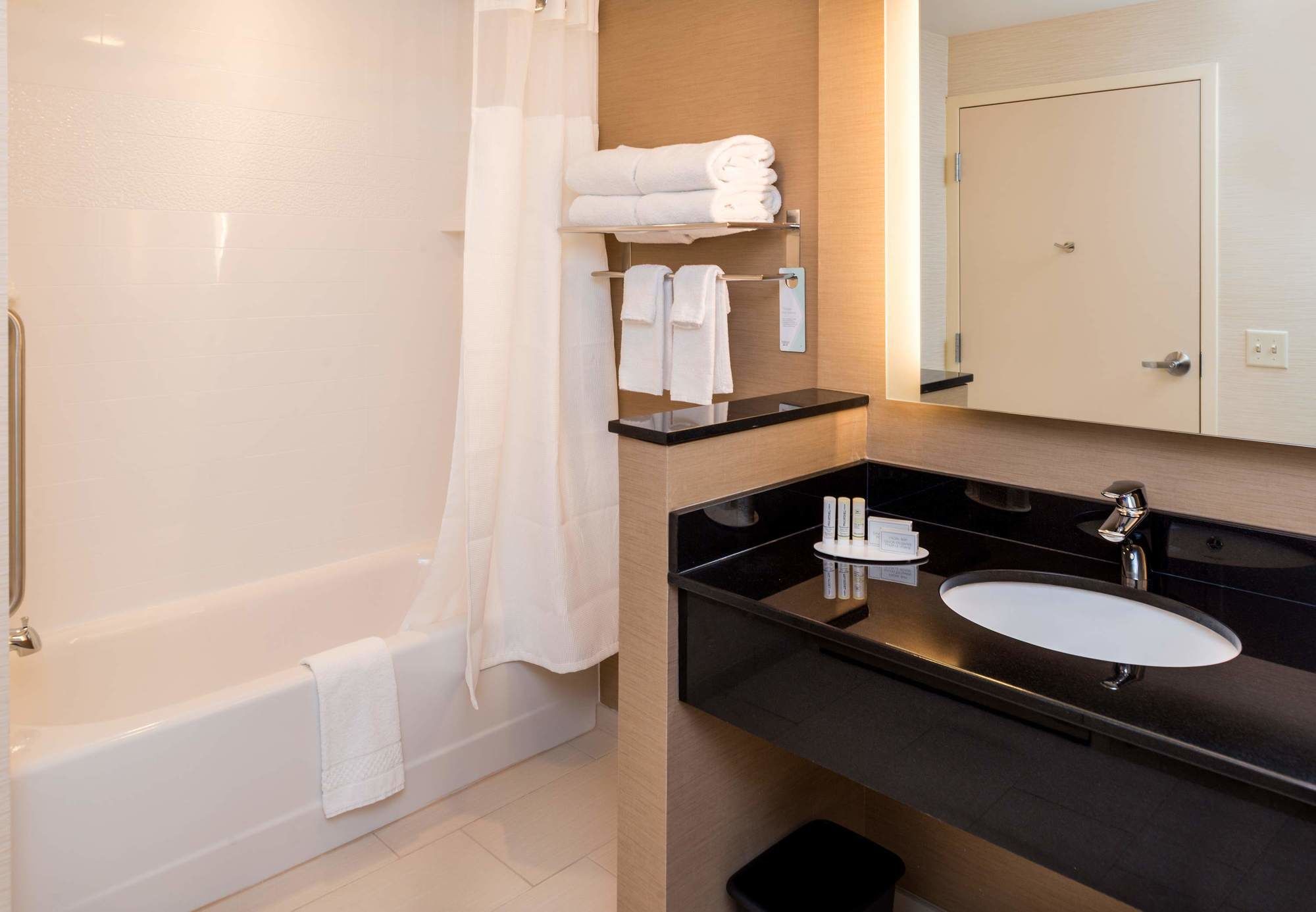 Фото Fairfield Inn & Suites by Marriott Orlando East/UCF Area