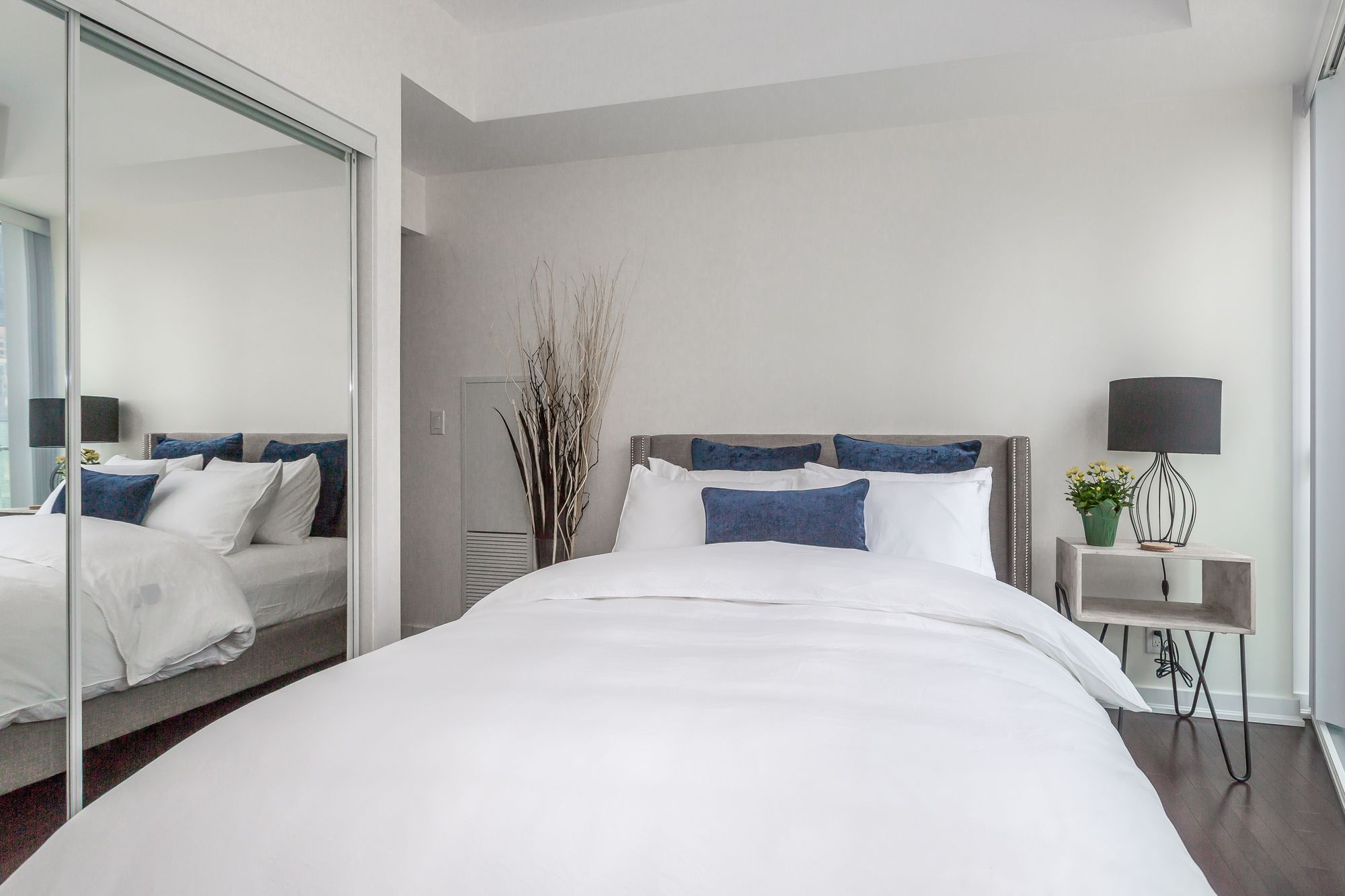 Фото Noel Suites-York St and Lakeshore Blvd