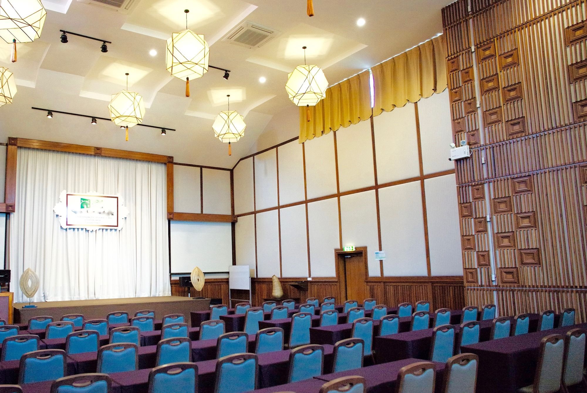 Фото J. Park Hotel