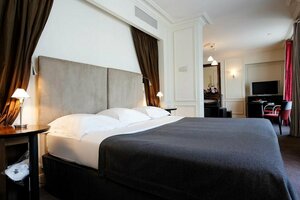 La Trémoille Hotel (Paris, 8e Arrondissement, Rue de la Trémoille, 14), hotel