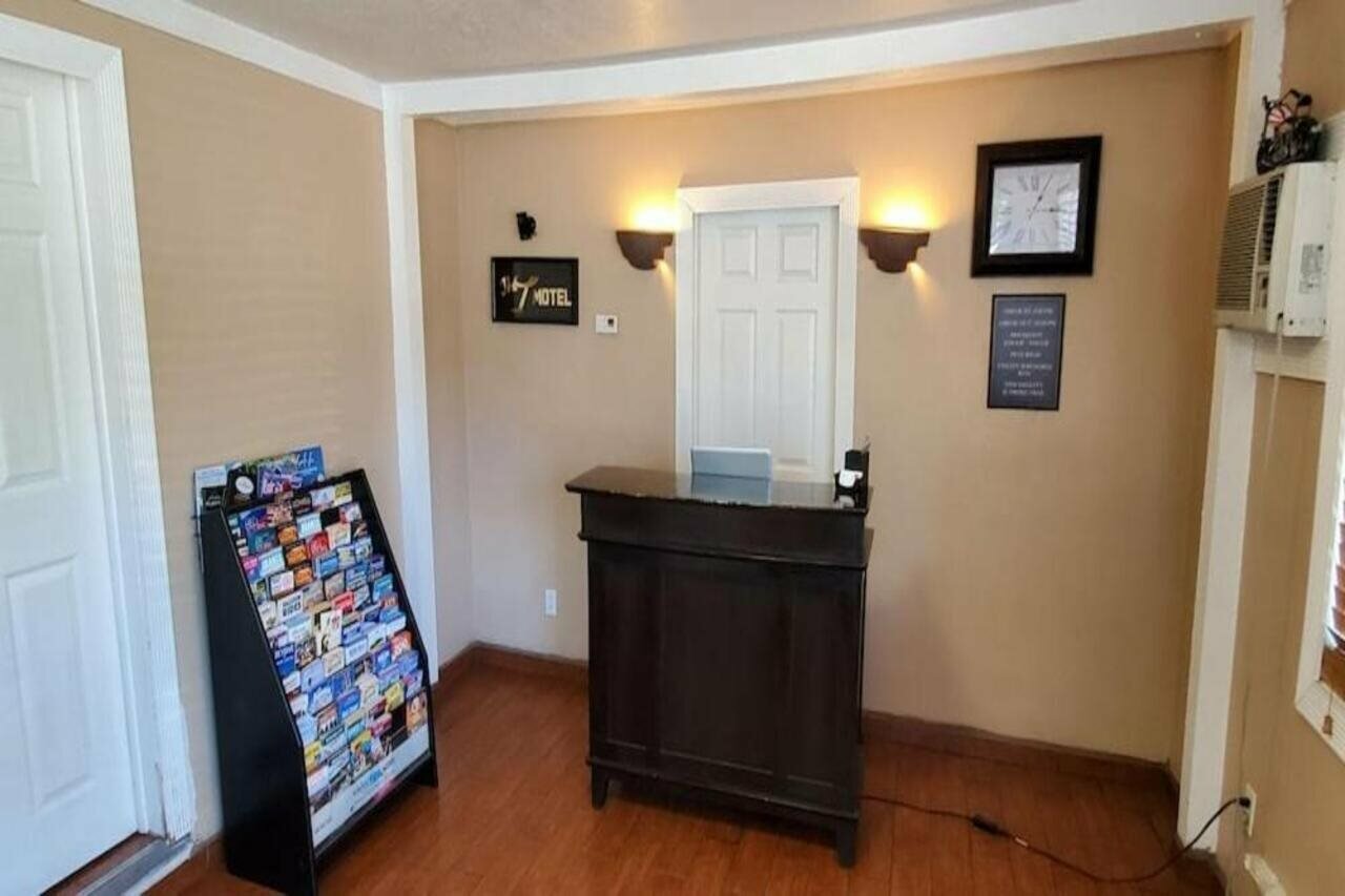 Фото The L Motel