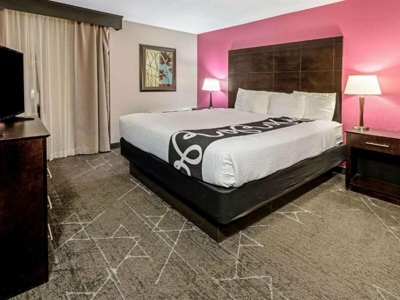 Фото La Quinta Inn & Suites by Wyndham Dallas I-35 Walnut Hill Ln