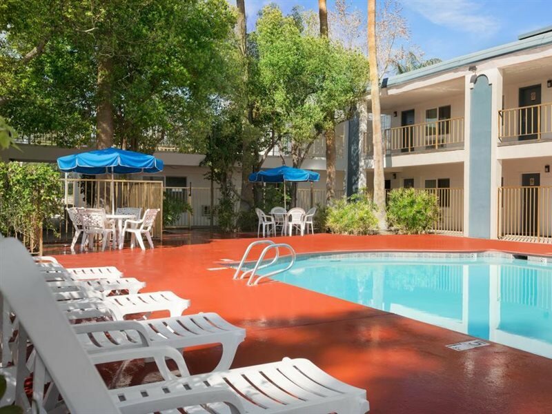 Фото Travelodge by Wyndham Bakersfield