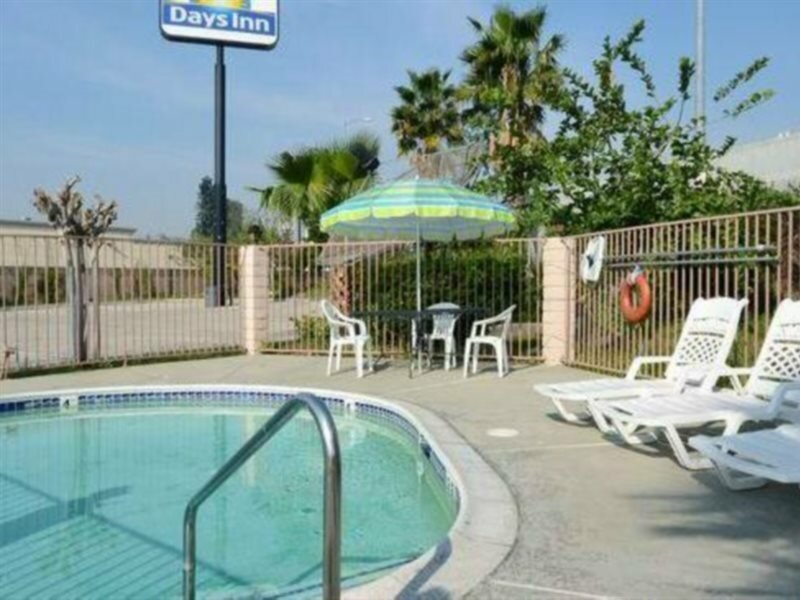 Фото Days Inn by Wyndham Ontario Airport