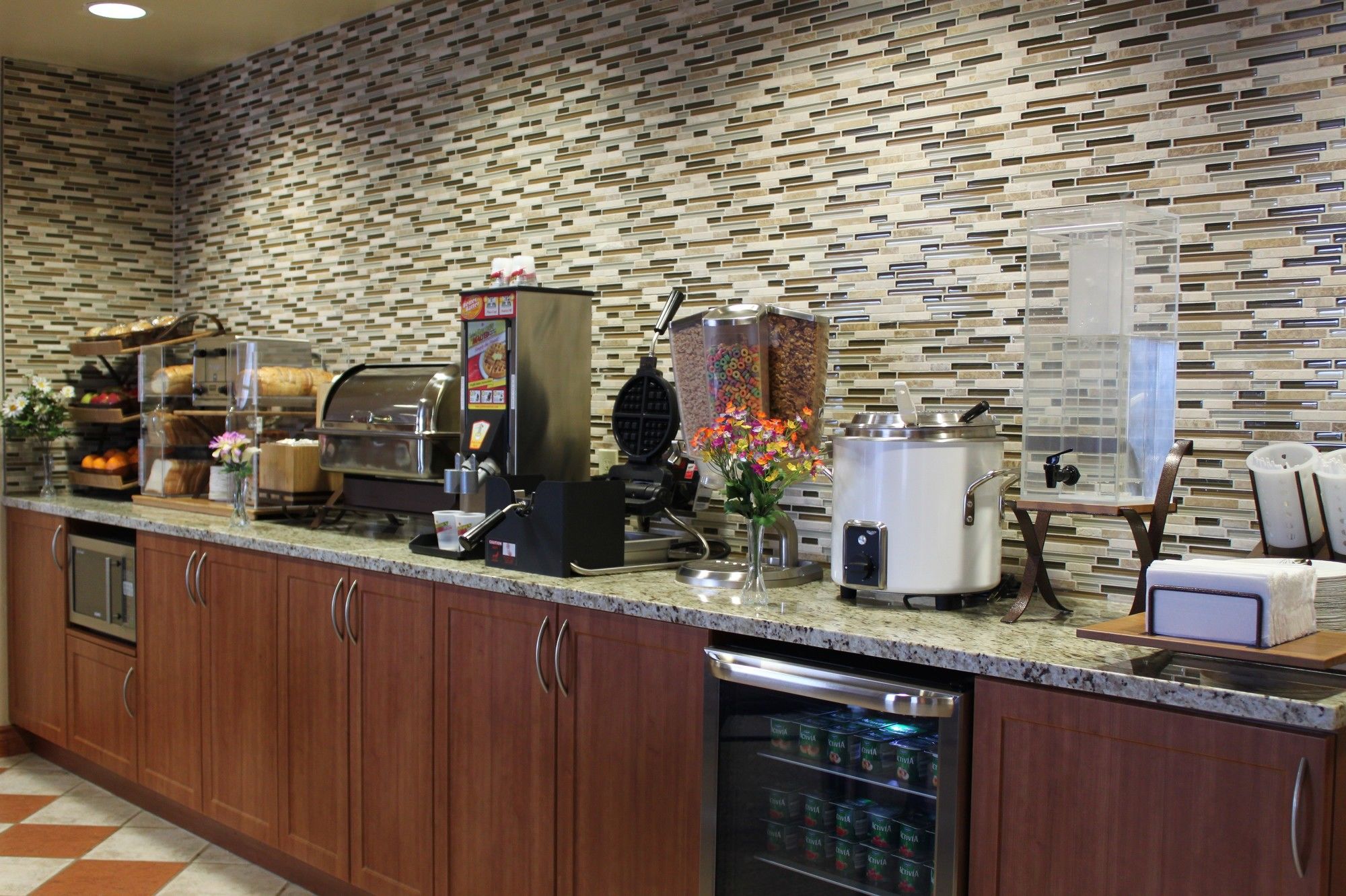 Фото Days Inn & Suites by Wyndham Thompson