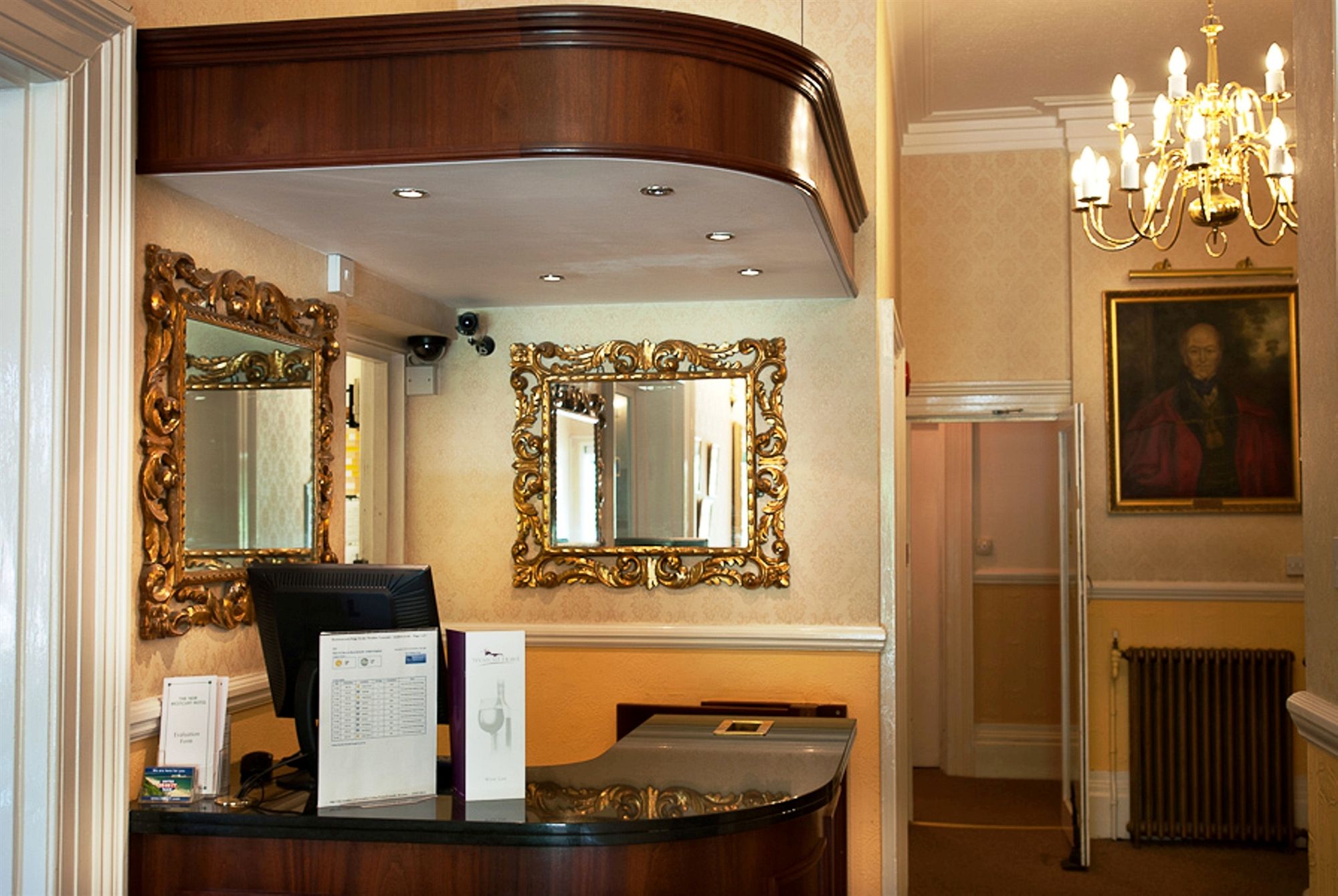 Фото New Westcliff Hotel