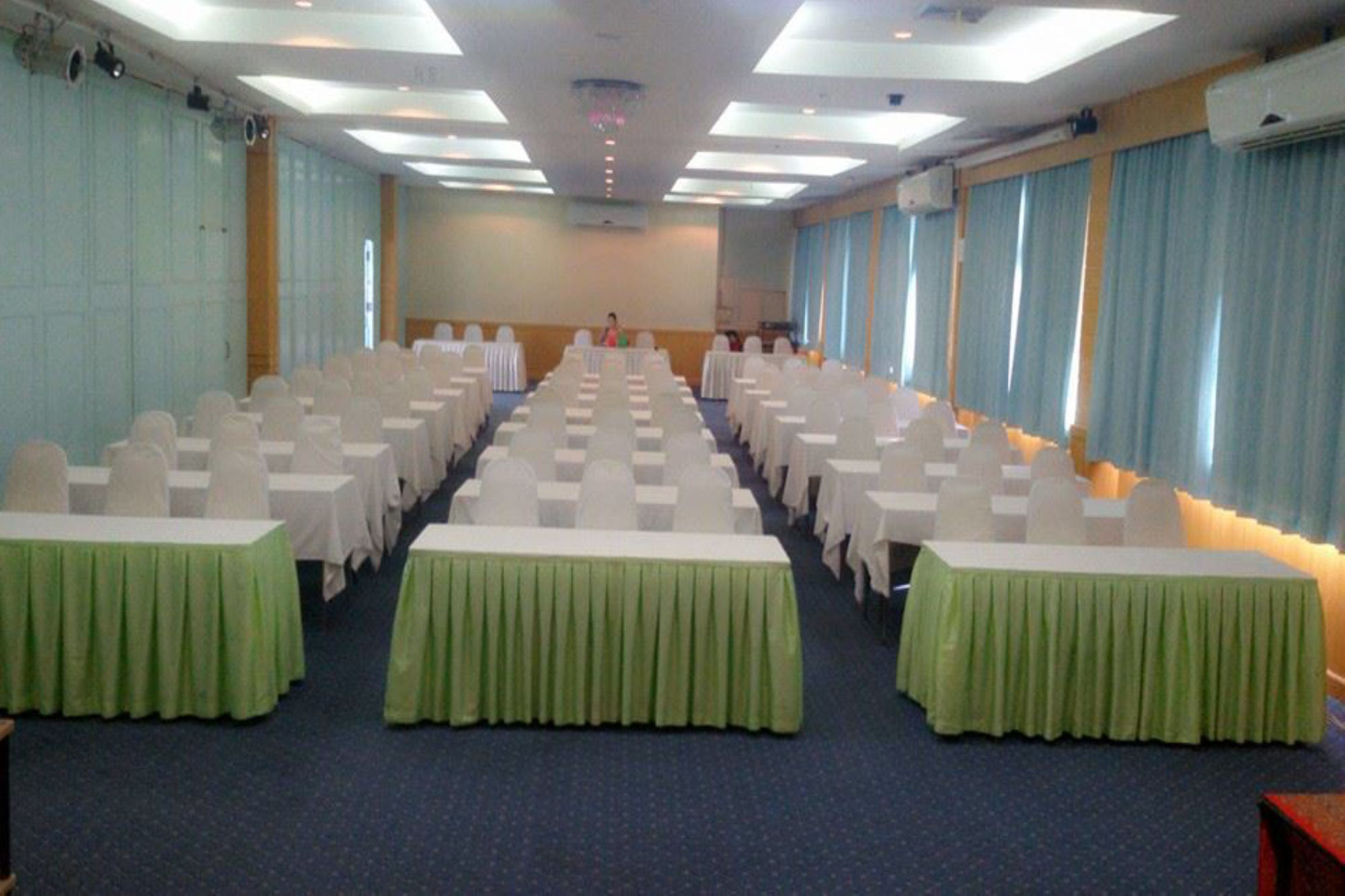 Фото Lake Inn Hotel