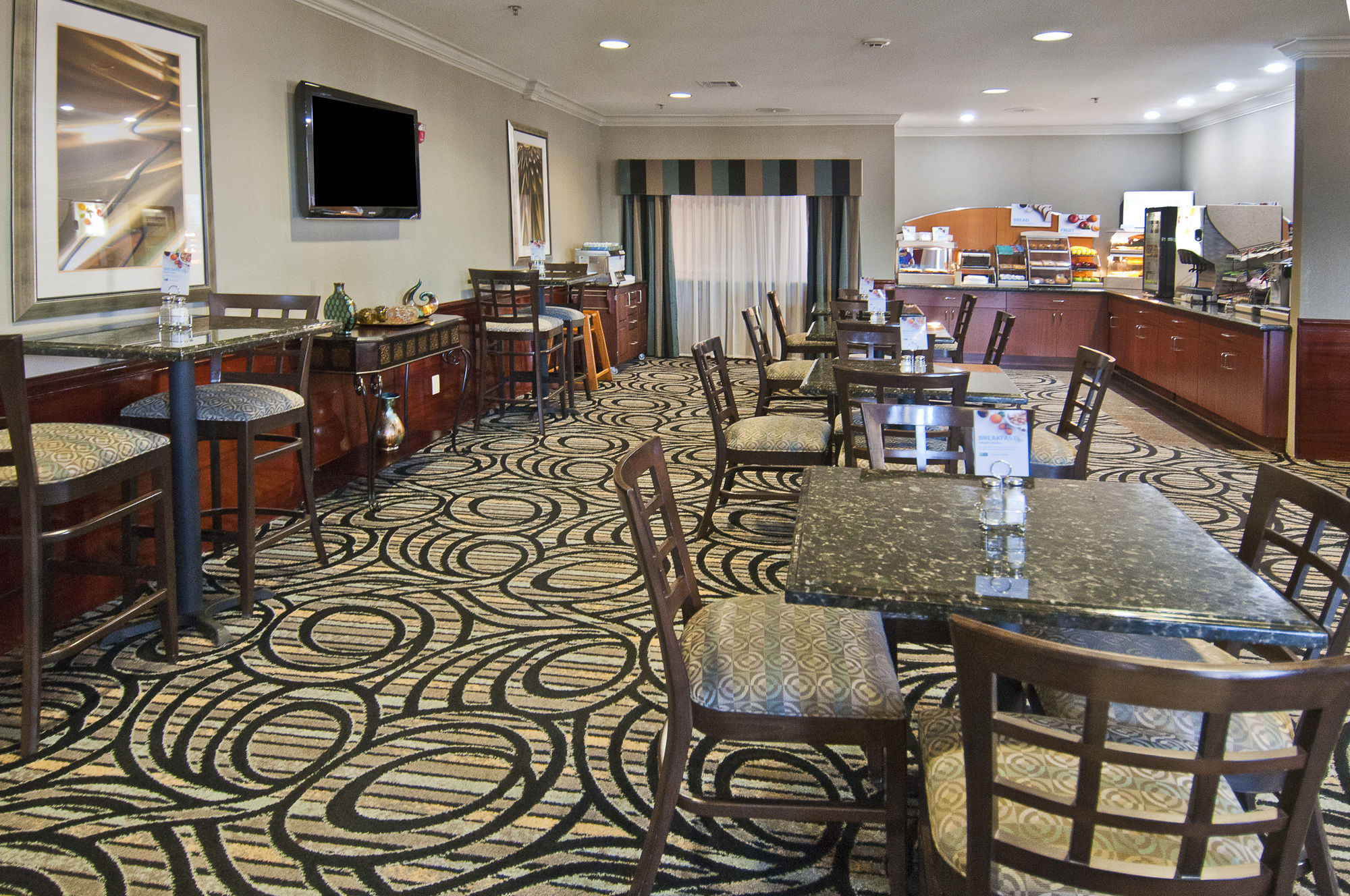 Фото Holiday Inn Express Hotel & Suites Lake Charles, an Ihg Hotel