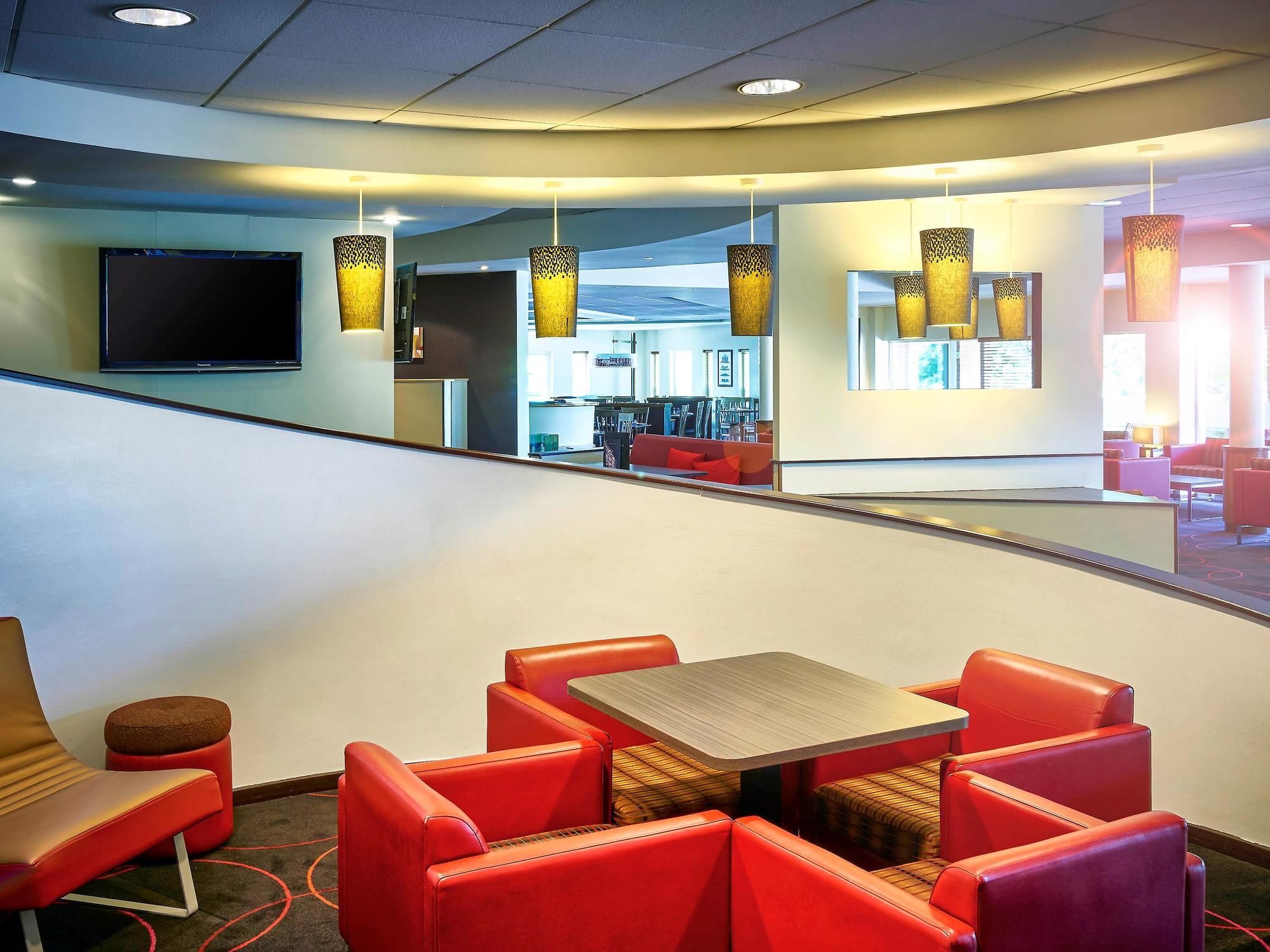 Фото Novotel Milton Keynes