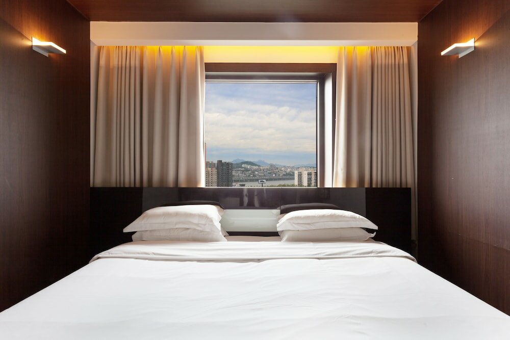 Фото The Riverside Hotel