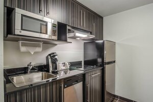 Гостиница Best Western Plus Airport Inn & Suites