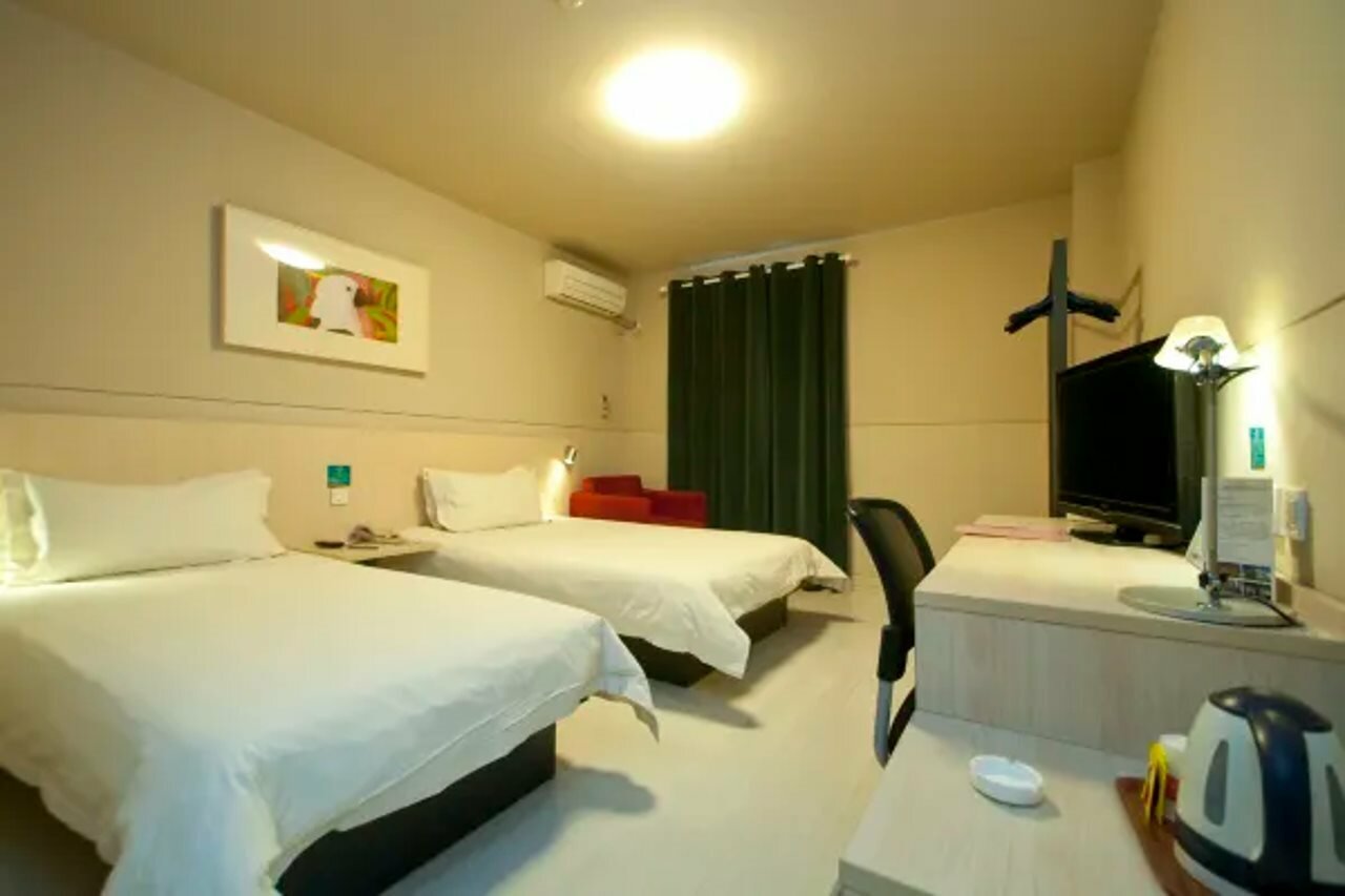 Фото Jinjiang Inn Xinxiang Railway Station