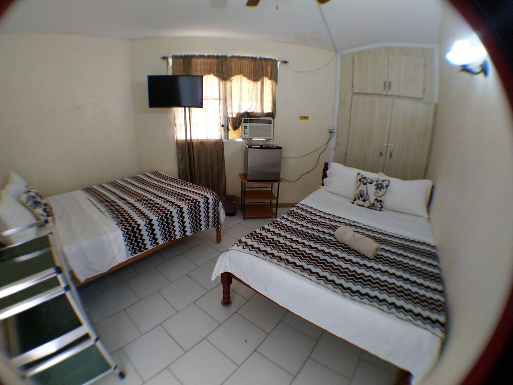 Фото The Red Hut Inn