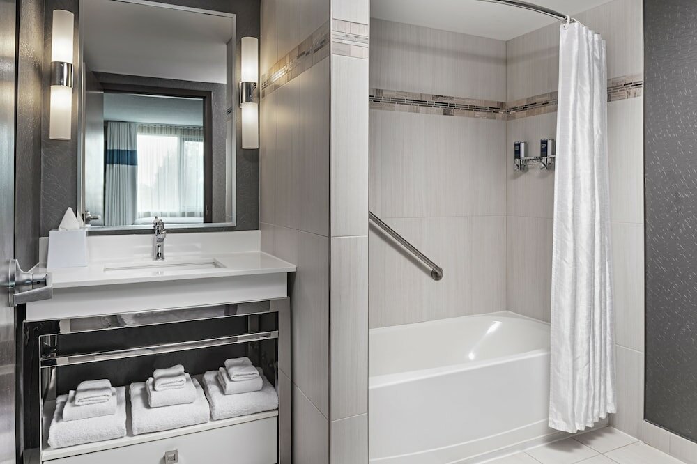 Фото Four Points by Sheraton London