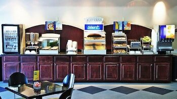 Фото Holiday Inn Express & Suites West, an Ihg Hotel