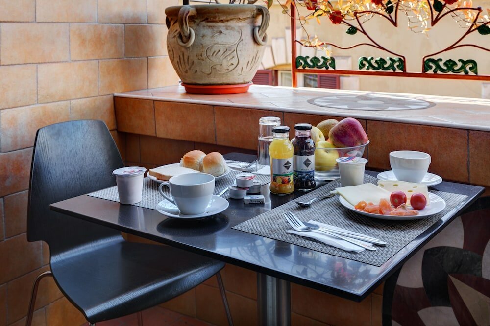 Фото Little Rhome Suites