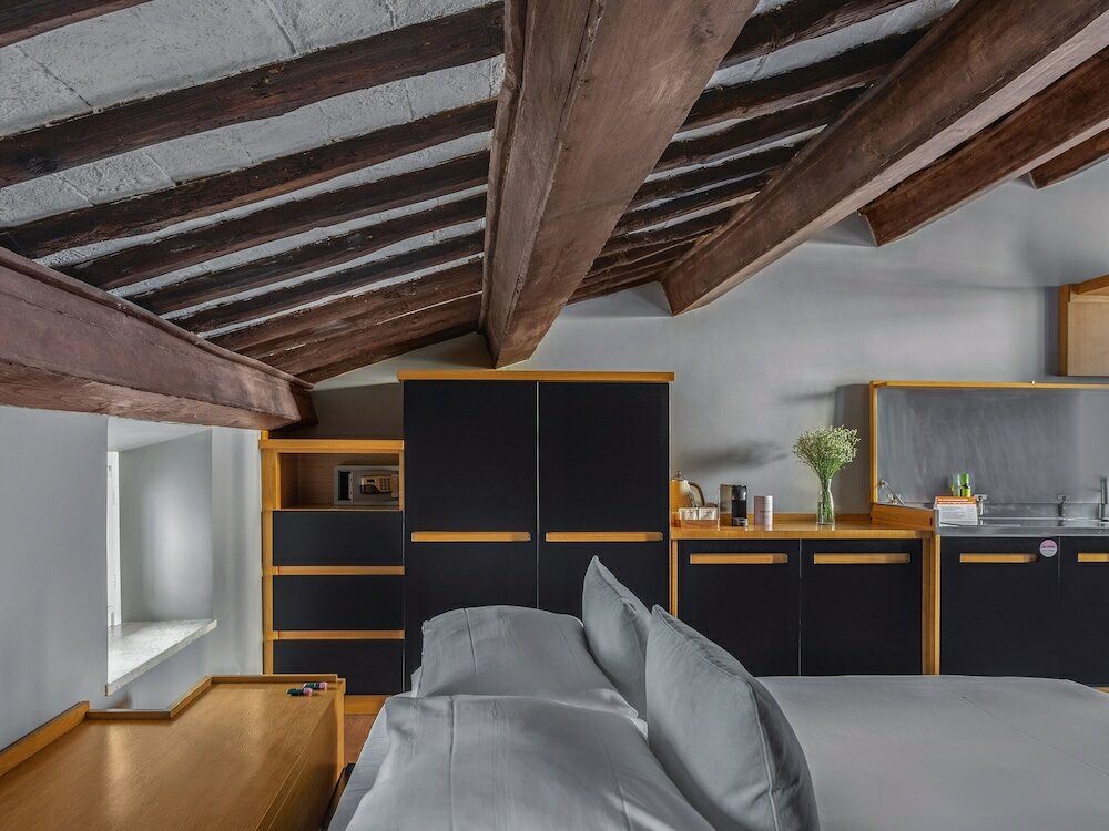 Фото The Telegraph Suites