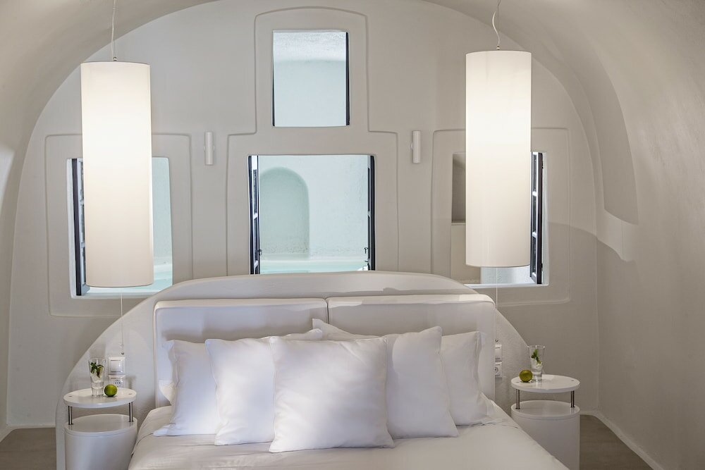 Фото On The Rocks Hotel