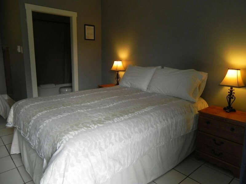 Гостиница Naramata Courtyard Suites