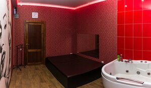 Үстсіз жалаңаш еркектердің ұялы телефондағы суреттері