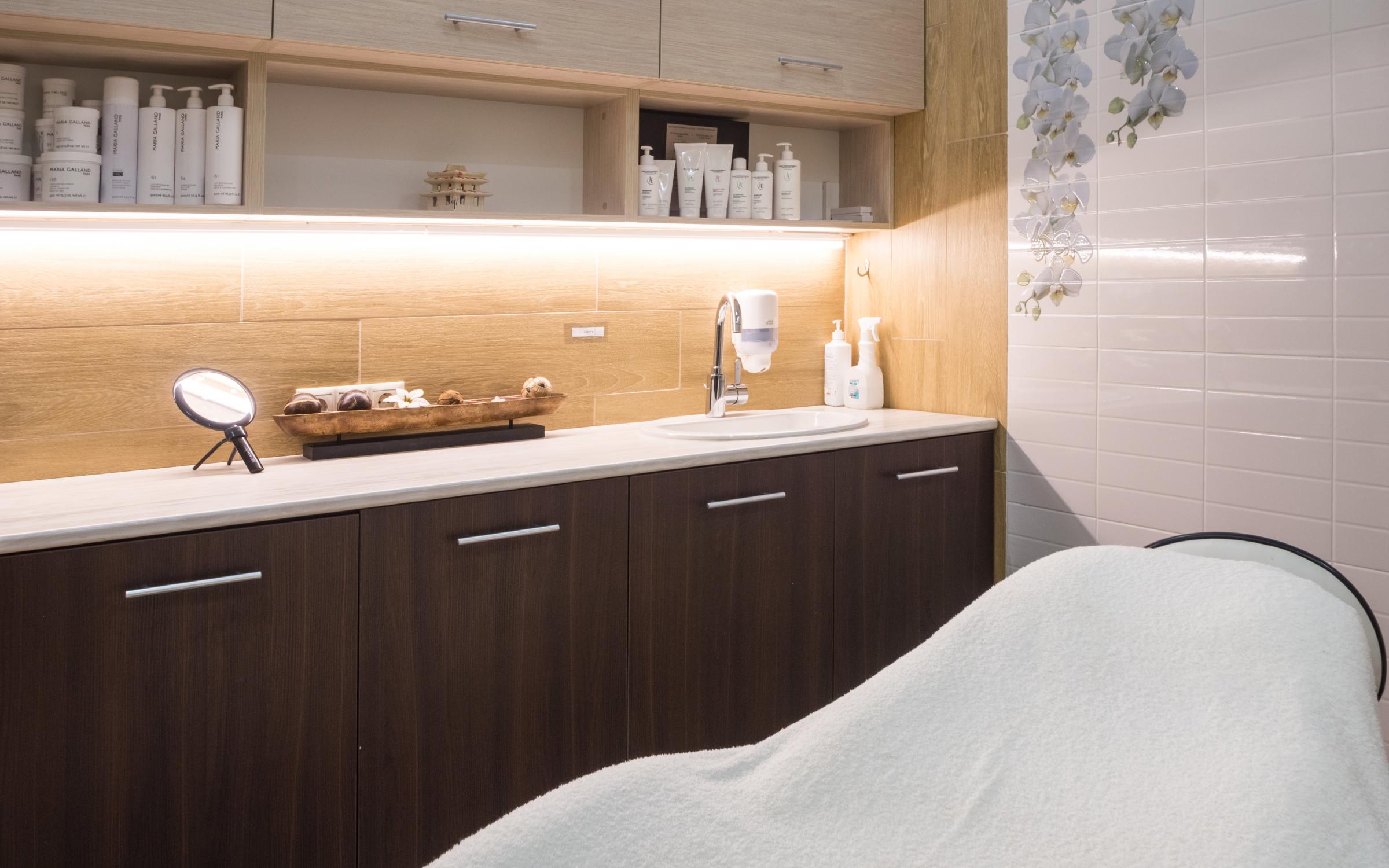 Yalangoch ayolning pubik qismida mol bilan surati